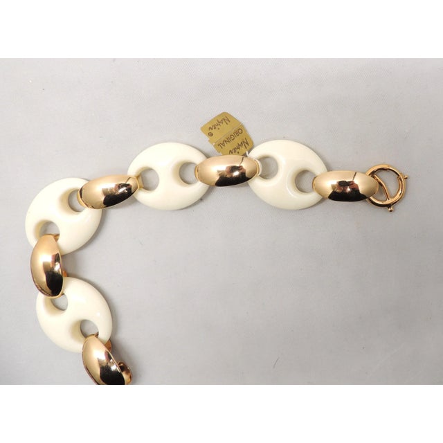 1970s Vintage 1974 Signed Napier Goldtone White Resin Link Bracelet For Sale - Image 5 of 6