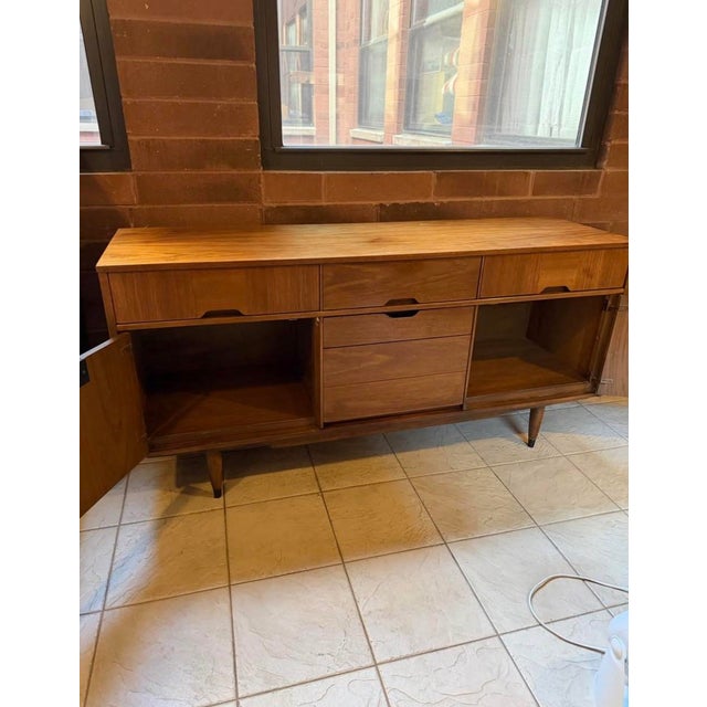 Mid-Century Modern Kroehler Custom Crafter Walnut Credenza, Mid-Century Modern, MCM Circa 1960s For Sale - Image 3 of 12