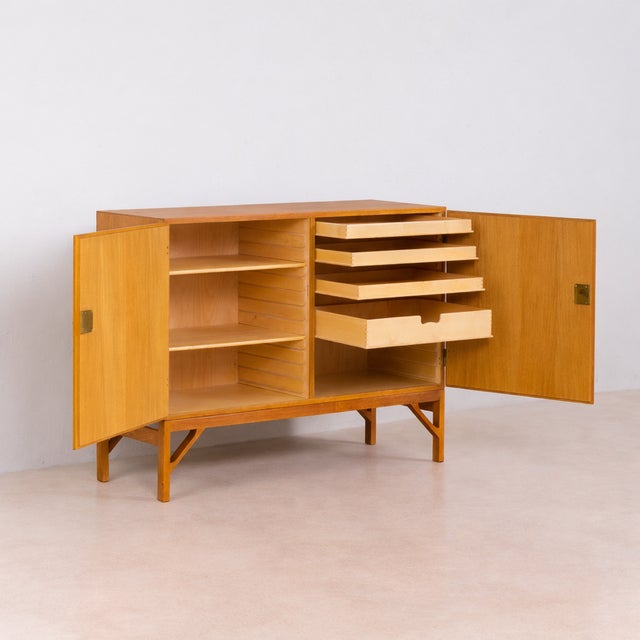 Børge Mogensen Oak Model 232 China Cabinet by Børge Mogensen for FDB, Denmark, 1960s For Sale - Image 4 of 17