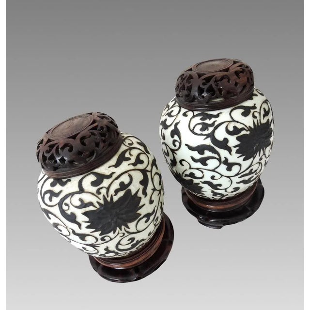 Rare Republic Peony & Iron Brown Crackle Glaze Chinese Ginger Jars With Wood Stands & Reticulated Tops, a Pair For Sale In Tampa - Image 6 of 10