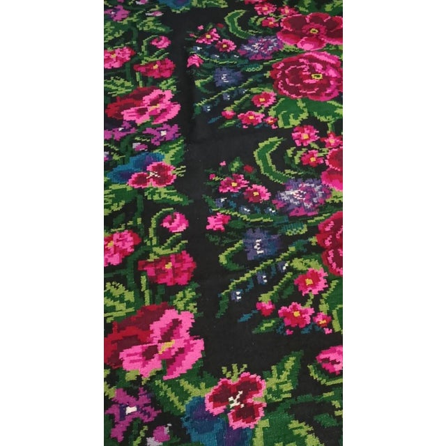 Mid-Century Modern Grand Scale Vintage Floral Wool Kilim – 160x250cm – Hand-Woven Heritage Art For Sale - Image 3 of 7