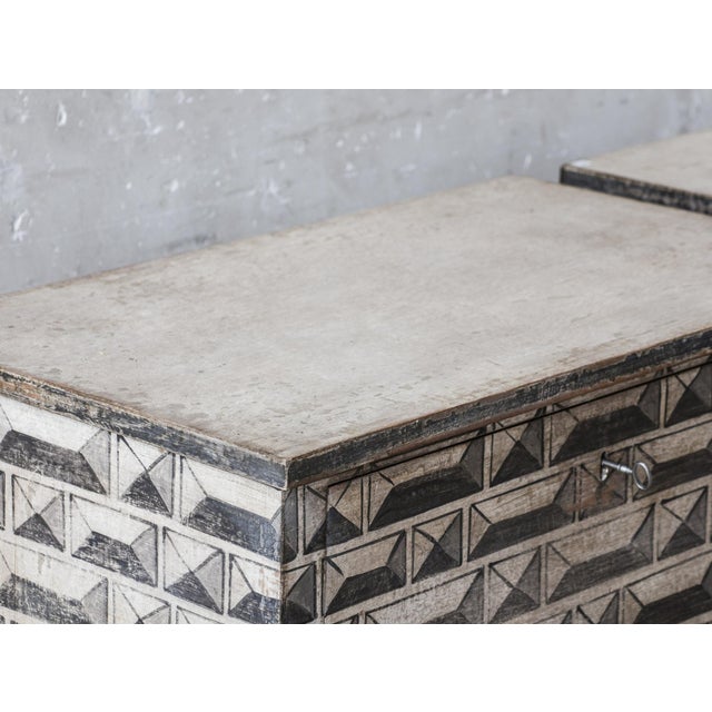 Gray Neoclassical French Bedside Tables with Pattern in a Cream and Grey Patina, Set of 2 For Sale - Image 8 of 15