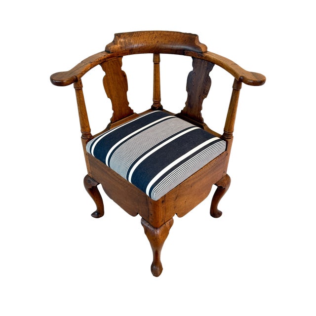 American Queen Ann Style Walnut Corner Commode Chair, Circa 1740 For Sale - Image 9 of 13
