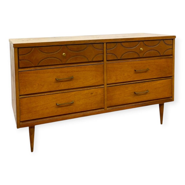 Wood Vintage Bassett Mid Century Modern Walnut Double 6 Drawer Dresser With Carved Details. For Sale - Image 7 of 11