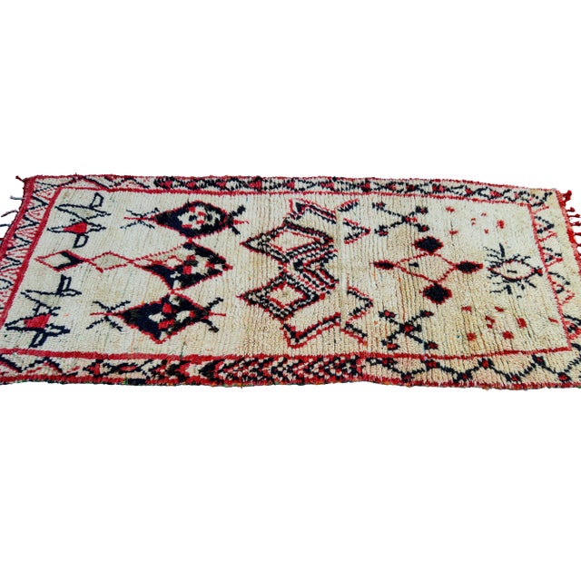 Abstract Mid 20th Century Vintage Moroccan Rug - 3'3" X 7'8" For Sale - Image 3 of 8