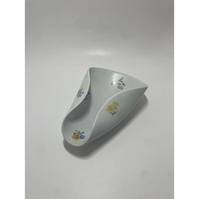 Decorative bowl designed by Stig Lindberg ''Veckla'' for Gustavsberg. Measurements: 14,5x9CM Good vintage condition. This...