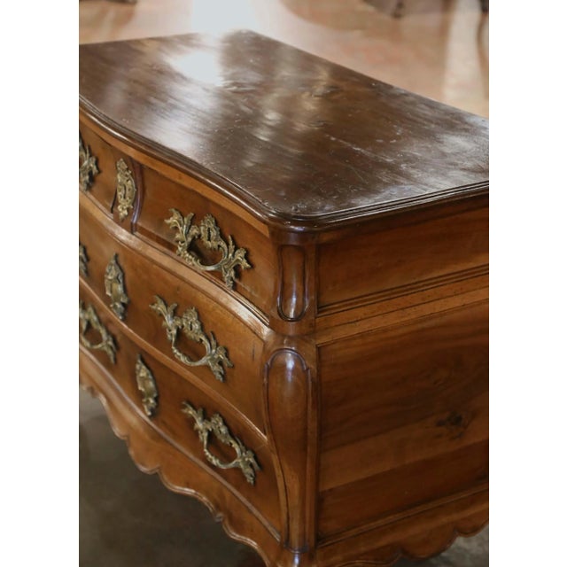 18th Century French Louis XV Walnut “Commode Tombeau” From Bordeaux For Sale - Image 4 of 10