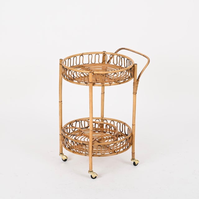 Wood French Riviera Round Serving Bar Cart in Rattan and Wicker, Italy, 1960s For Sale - Image 7 of 11