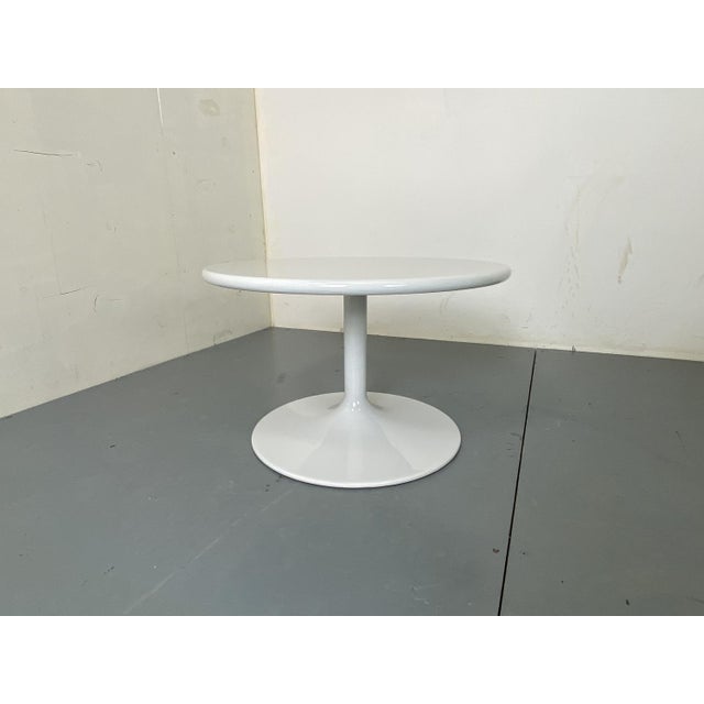 Round White Space Age for Artifort Side Coffee table, 1970s High Quality table with wooden top and steel base.