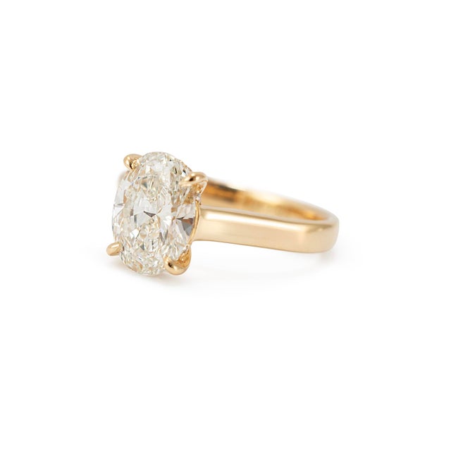 Modern 18k Yellow Gold 2.10ct Igi Oval Lab Grown Diamond Solitaire Engagement Ring, Size 7.5 For Sale - Image 3 of 10
