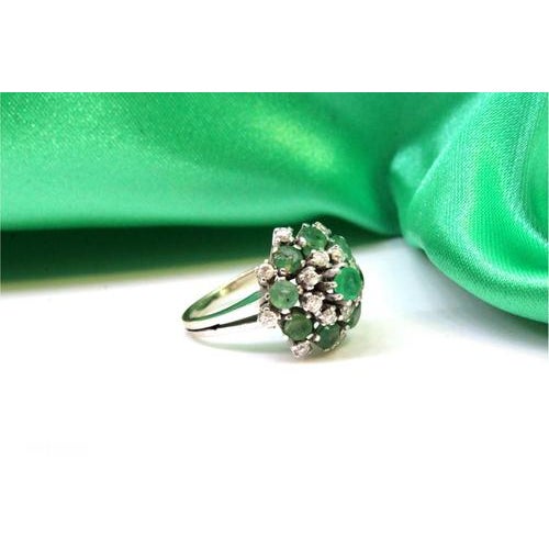 White Gold Ring with Brilliant-Cut Diamonds and Calibrated Emeralds For Sale - Image 3 of 9
