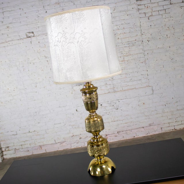 Metal Mid-20th Century Chinoiserie Hollywood Regency Table Lamp Cast Brass W/Damask Fabric Shade For Sale - Image 7 of 18