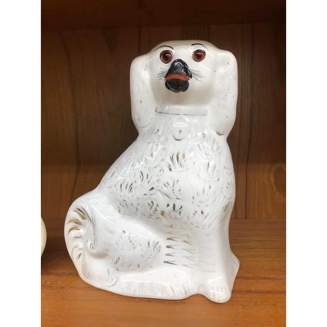 English Pair of Early 20th Century White Staffordshire Porcelain Spaniel Dog Figurines With Glass Eyes For Sale - Image 3 of 10