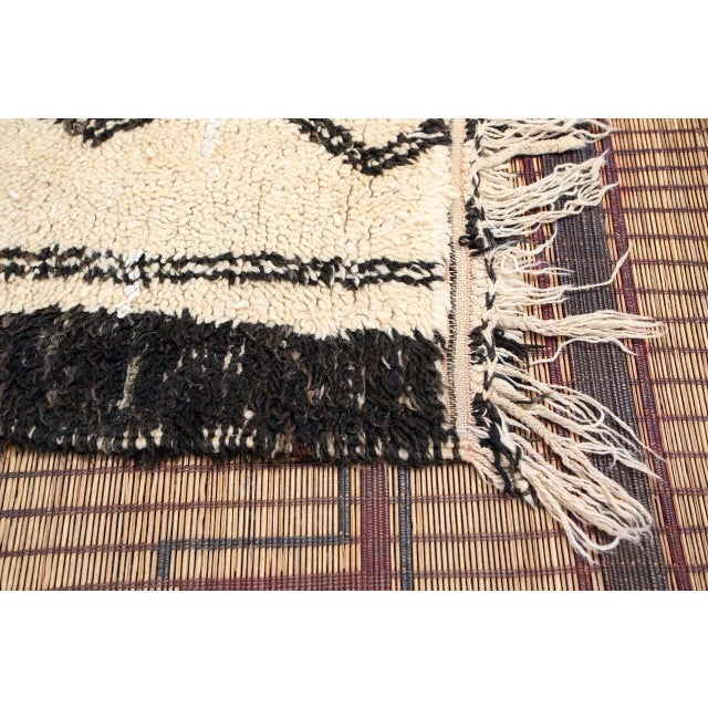 1940s Vintage Moroccan Beni Ouarain Rug, Hand-Woven Wool, 1940 For Sale - Image 5 of 11