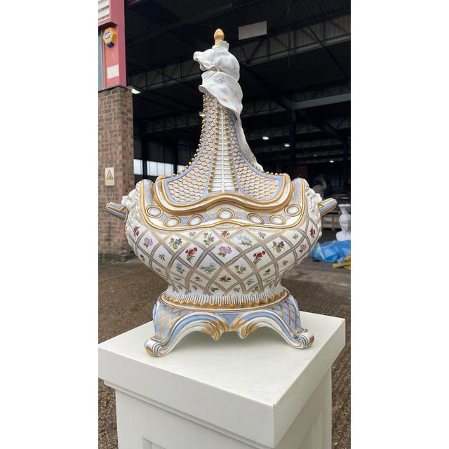 20th Century Vaisseau à Mât Ship Vase and Cover from Meissen, Set of 2 For Sale - Image 9 of 12