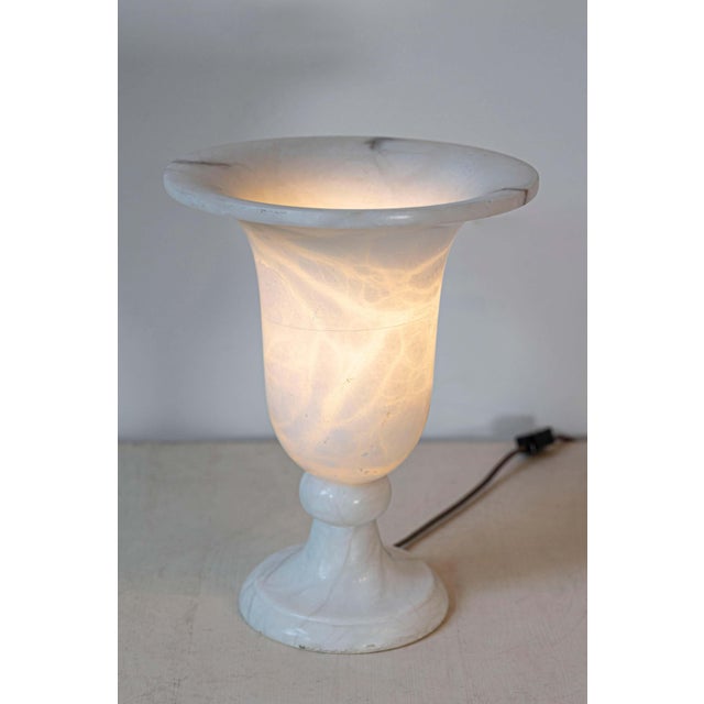 This 20th-century French alabaster lamp exemplifies timeless elegance with its classic design and luxurious material....