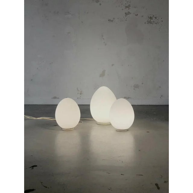 A very beautiful set of 3 "oeuf" or "uevo" floor lamps allowing numerous arrangements, post-modernist, seventies, space-...