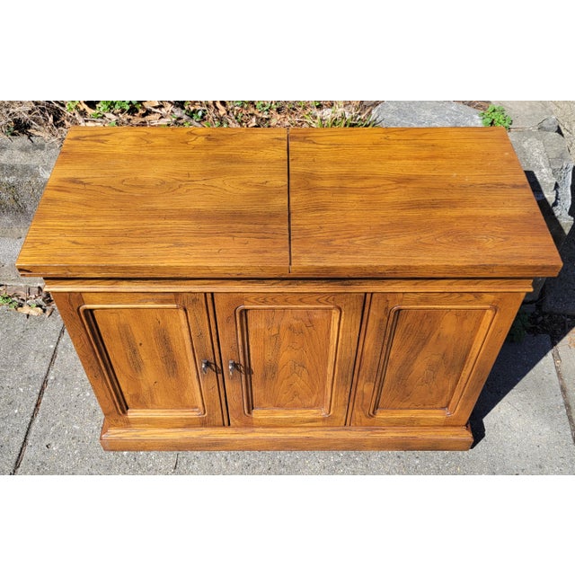 Mid-Century Modern 1970s Henredon Artefacts Oak Fliptop Bar Cart, Attributed For Sale - Image 3 of 10