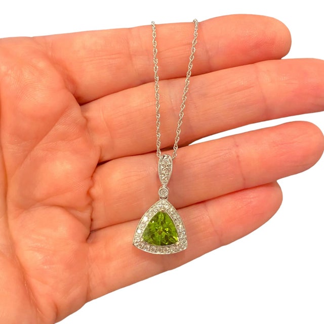 Green Late 20th Century Peridot & Diamond White Gold Pendant With Chain For Sale - Image 8 of 8