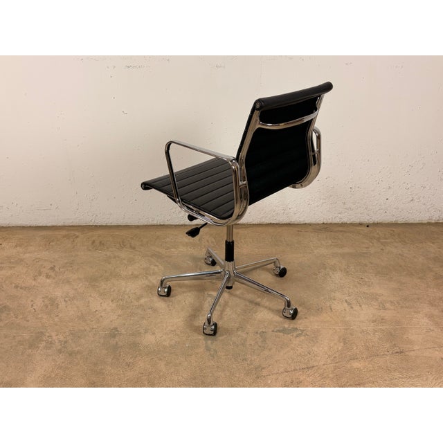 EA 117 Aluminium Chair by Charles & Ray Eames for Vitra, in Good conditions. Designed 1950 to 1959 This piece has an...