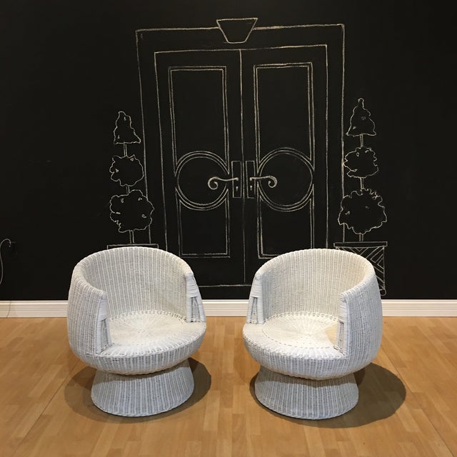 Two rattan tulip swivel chairs with the original upholstery. These are well built eero aamio style chairs. The cushion and...