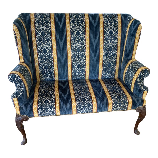18th Century George II Mahogany Settee on Four Carved Cabriole Legs Ending in Pad Feet For Sale