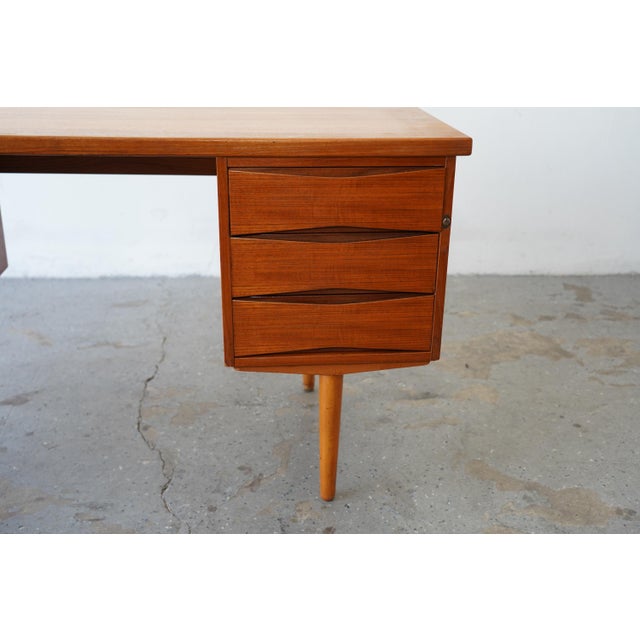 1960s Danish Modern Teak Double-Pedestal Desk in the Style of Arne Vodder For Sale - Image 5 of 17