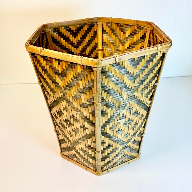 1970s Vintage Boho Chic British Colonial Hexagonal Split Reed Woven Wicker Wastebasket. For Sale - Image 6 of 9