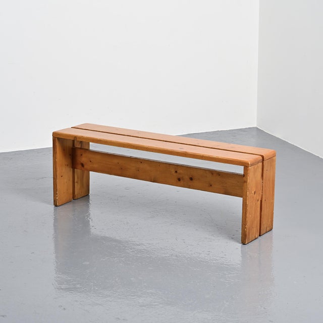 Solid pine bench, model selected for the Les Arcs 1800 ski resort in the French Alps. A passionate mountaineer, Charlotte...