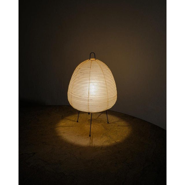 Early Mid-Century 1A Akari Table Desk Lamp in Paper by Isamu Noguchi for Ozeki & Co, Japan, 1950s For Sale - Image 3 of 7