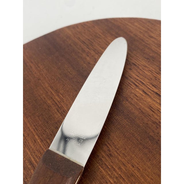 Mid-Century Design Teak Cutting Board with Integrated Knife by Carl Auböck for Auböck Werkstätten, Austria, 1950s, Set of 2 For Sale - Image 5 of 10