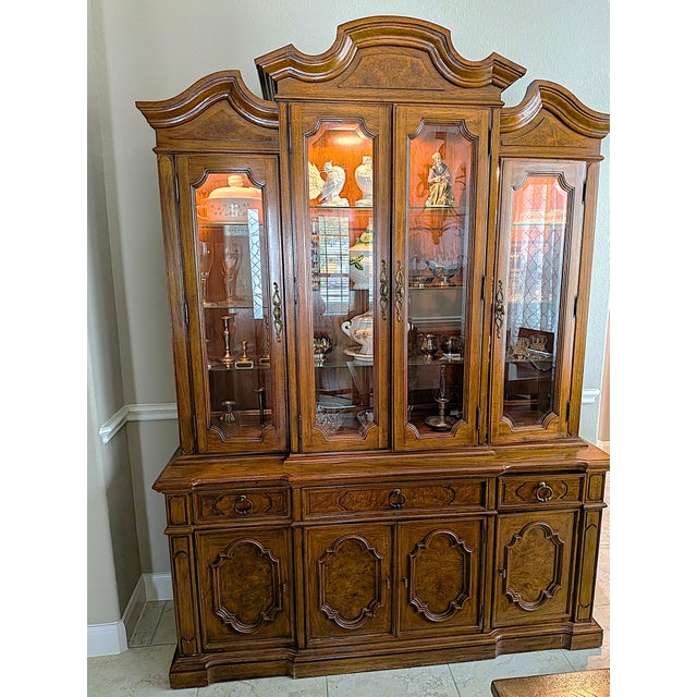 French Provincial 1960s Vintage Thomasville Spanish Revival Walnut Breakfront Lighted China Cabinet - 2 Pieces For Sale - Image 3 of 11