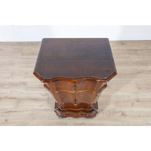 Italian Elegant Venetian Urn-Shaped Bedside Cabinet with Kneeler, Mid-18th Century For Sale - Image 3 of 11