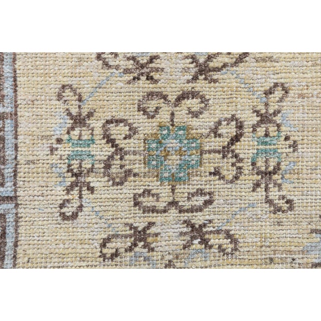 Mid-Century Modern Samarkand-Inspired Traditional Greek-Key Meander Border Beige Carpet "Aegean" For Sale - Image 3 of 8