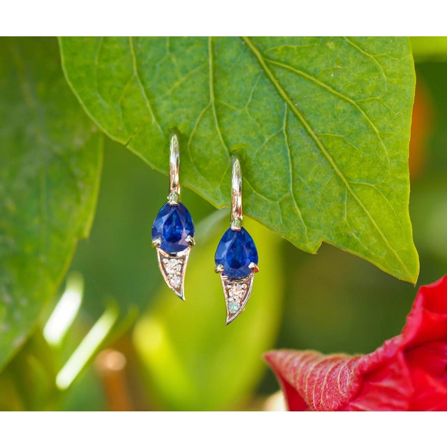 Genuine 1.5 ct sapphire earrings in 925 silver. Metal: 925 silver Weight: 1.5 g. Size: 14.5x4.5mm Central stones:...