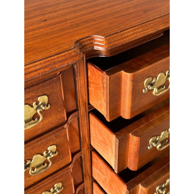Vintage Georgian Serpentine Block-Front Mahogany 8-Drawer Dresser For Sale - Image 11 of 18