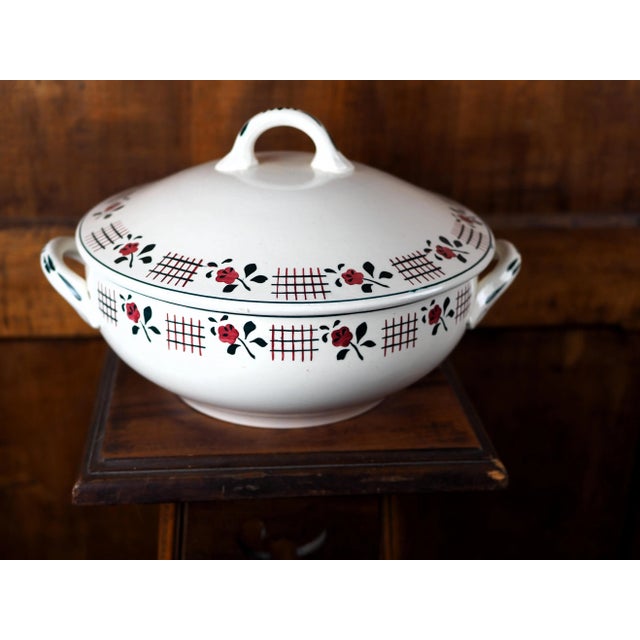 1950s French Nidervillers Soup Tureen With a Pattern of Roses and Blue and Pink Crosses. For Sale - Image 12 of 12