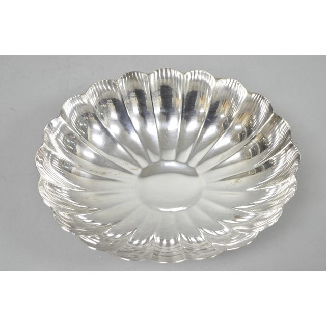 Vintage Reed & Barton Modern Silver Plated Oval Scalloped Pedestal Fruit Bowl For Sale In Philadelphia - Image 6 of 12