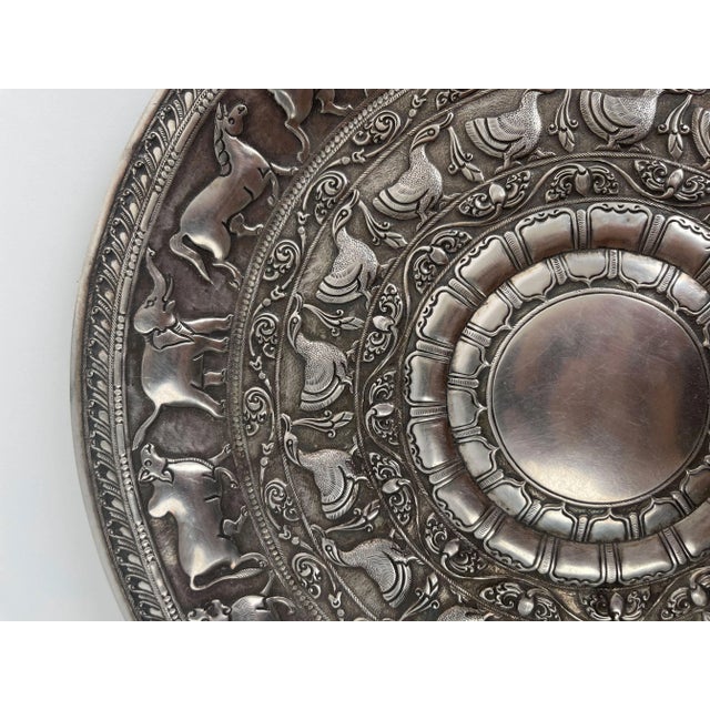 An Indian Silver Hand Made Chisiled Decorative Plate. India, 20th Century For Sale - Image 4 of 6