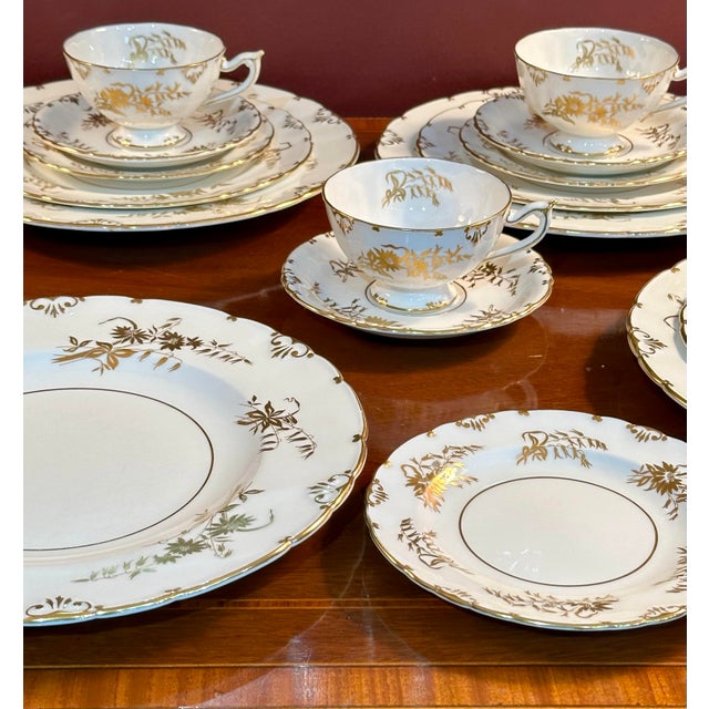 Royal Crown Derby “Marquis” A1222 Bone China Service for Six – 30 Pieces – Beaufort Shape, England (1958–1964) For Sale - Image 11 of 12