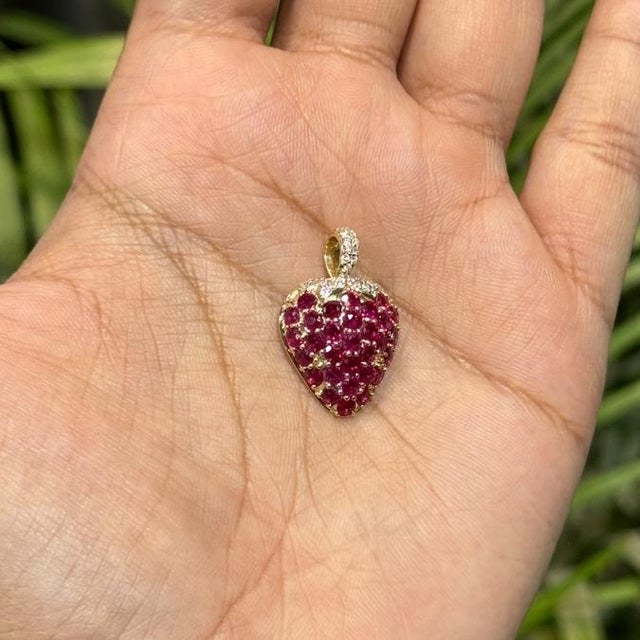 Art Deco Whimsical Ruby Strawberry Pendant 2.55ct in 14k Yellow Gold With Pave Diamonds For Sale - Image 3 of 16