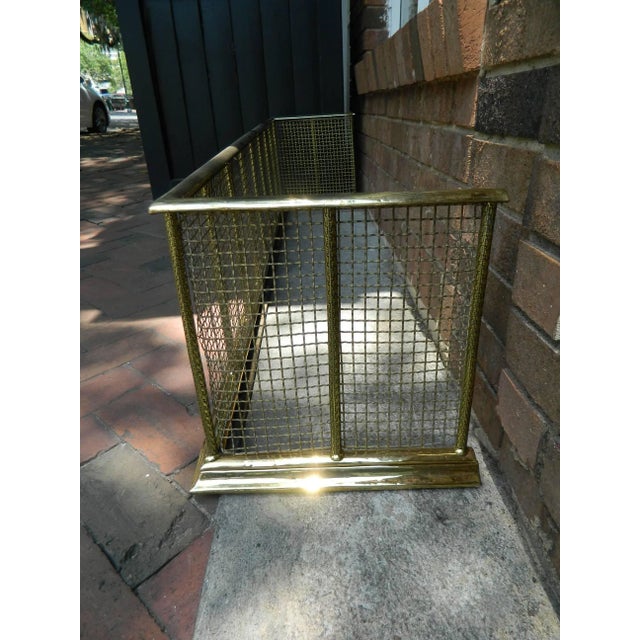 Mid-Century Modern English Polished Brass and Mesh Fireplace Fender, 19th Century For Sale - Image 3 of 7