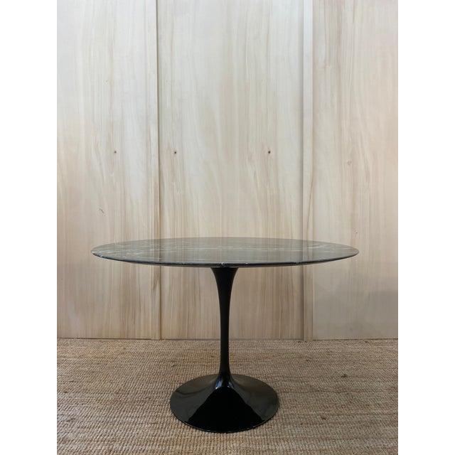 Round Tulip Table with Green Alpine Marble Top by Eero Saarinen for Knoll Inc. / Knoll International, 1980s For Sale - Image 10 of 10