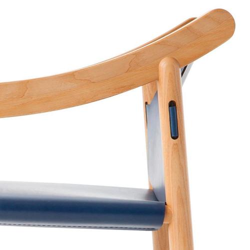 Blue 905 Armchair in Wood and Cowhide by Vico Magistretti for Cassina, Italy For Sale - Image 8 of 14