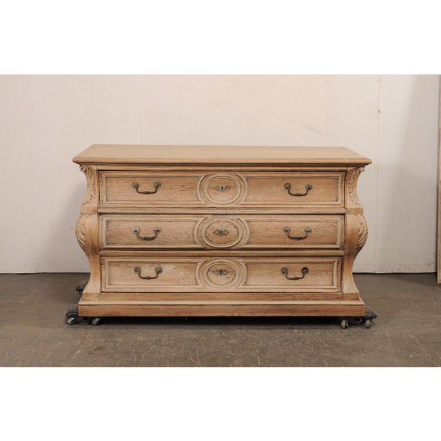 18th Century French Louis XV Bleached Bombé Commode For Sale In Atlanta - Image 6 of 12