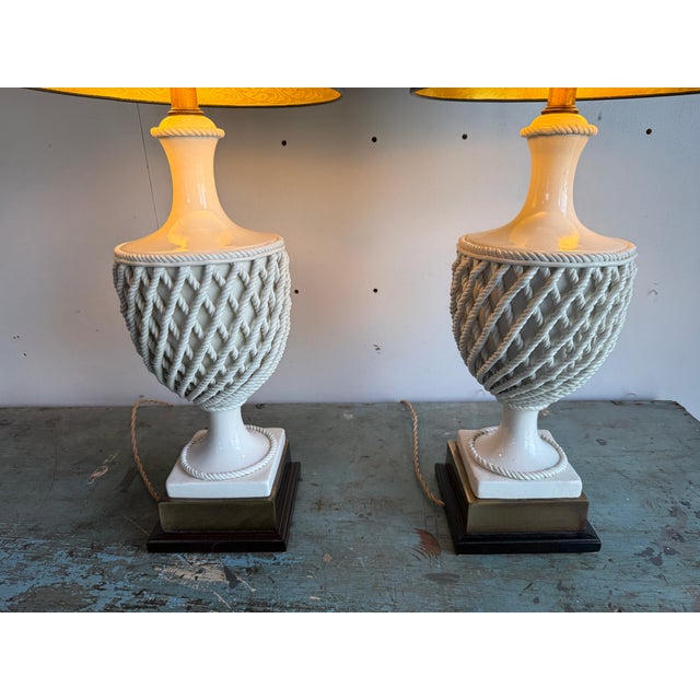 Vintage Fredrick Cooper Urn Lamps in Creamware Rope Lattice Pattern - a Pair For Sale - Image 9 of 18