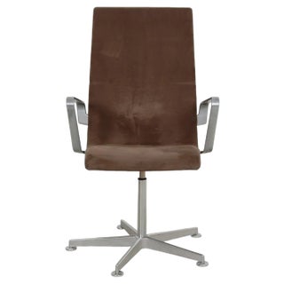 Middle Oxford Chair in Grey Alcantara Fabric from Arne Jacobsen For Sale