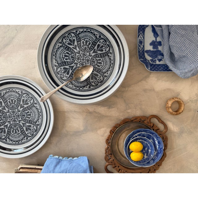 Postmodern Set of 5 Noritake Primastone Dinner Plates – Malaga Pattern – Vintage Stoneware – 10.5 Inch Diameter For Sale - Image 3 of 12