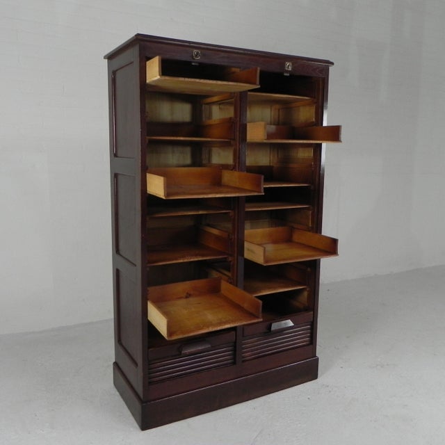 If you want to store your collection neatly, this cabinet is ideal. The trays can be inserted at different heights....