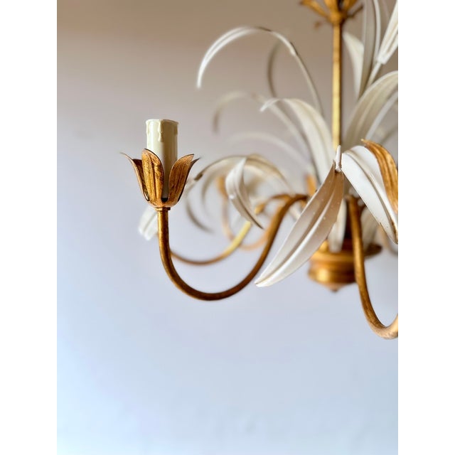 Hollywood Regency Italian Masca White Tole and Gilt Metal 8-Light Chandelier, 1970s For Sale - Image 3 of 18
